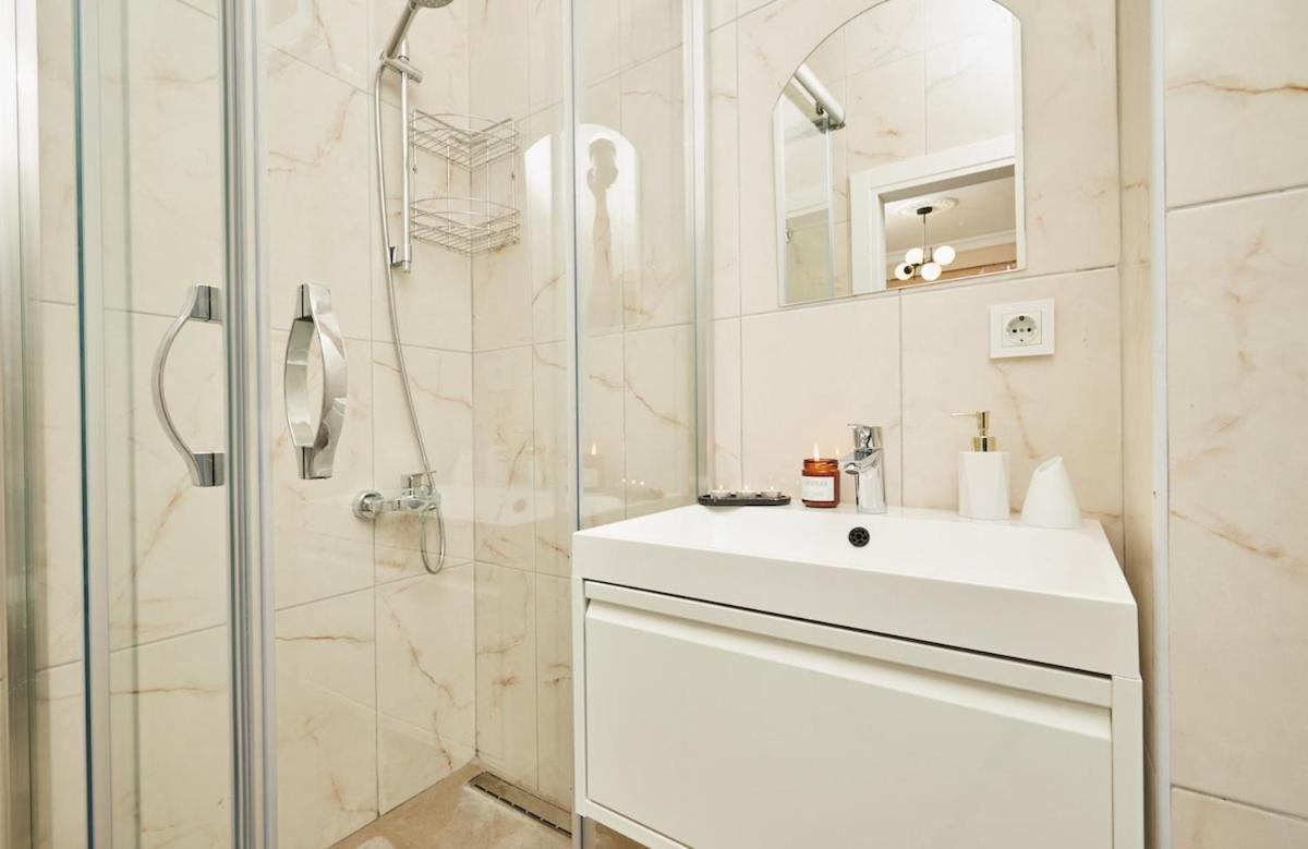 Stunning 3br 3bathroom 3ac Near Metro D2 Daire İstanbul